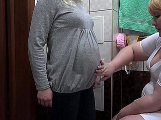看護師はヘアリープッシー、マッサージ、彼女は膣内妊娠中の熟女乳白色の浣腸になります。手順は、予想外にオーガズムで終わります。フェチレズビアン。