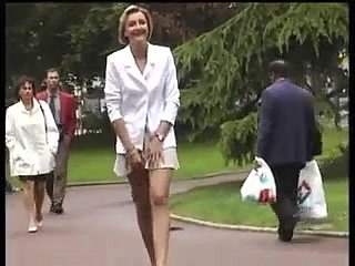 Franse output retro pornofilm met de publieke kut knipperende buitenshuis