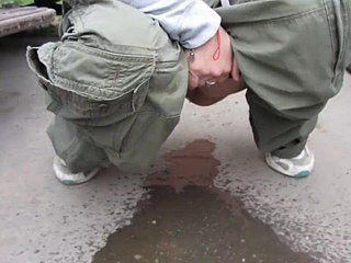 Ich Piss auf dem Parkplatz im Parkhaus