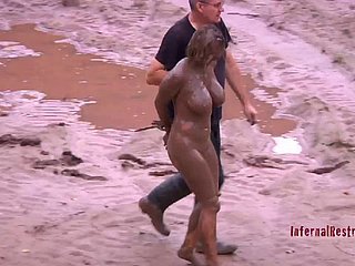 巨乳トリーナは投獄され、彼女のプライベートな部分は、情熱を持って拷問します！