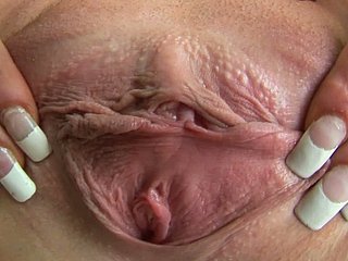 khoe khoang brunette đĩ Fuckable với âm vật hồng khổng lồ trong cảnh đến gần