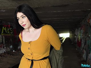 Piłki głęboko kurwa z krzywego brunetka Amilia Onyx i obcy