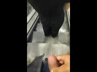 Cumsharking Interdicted Cum để cô gái trong thang cuốn siêu thị
