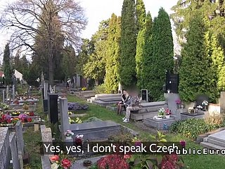Witwe saugt großen Schwanz bei Cemetary