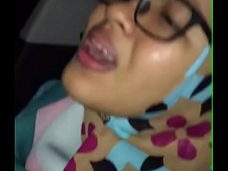 Awek melayu tudung kena jolok dengan B dentro de Autos