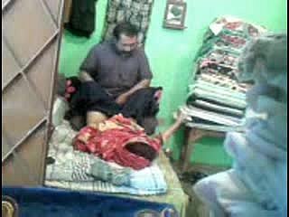 Truss d'âge mûr pakistanais se connecte à un rapide baiser dans frigid vidéo maison