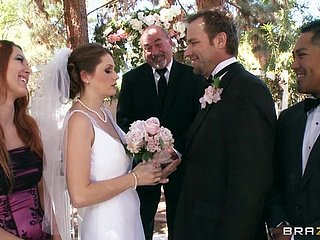 Noiva bonita tem um gangbang dia knock off casamento em meias