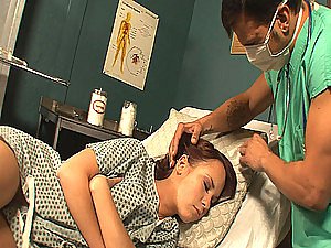 Грязный Гинеколог трахает Pacient во сне