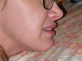 Ella está llorando por su primer anal dolor