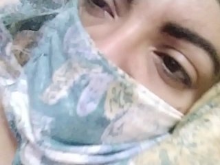 Bất Ả Rập Hồi giáo Mom masturbates cô Pussy Để cực Orgasm On khiêu dâm Hijab Cam và cho thấy Feet