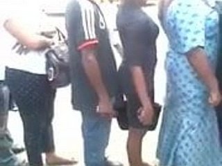 Pervert กดตรงของเขากระเจี๊ยวกับด้านหลังของผู้หญิง