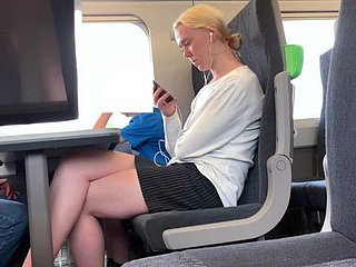 Berambut perang dengan kaki yang indah di kereta
