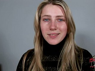 Hermosa rubia adolescente Helen tiene tetas preciosas y agradable idiota