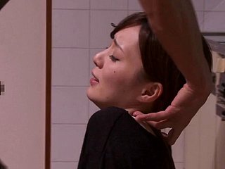 cổ tích châu Á gags trên một thứ cuốc dày trước khi được fucked trong vô lể biên soạn