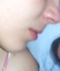 Horny guy cums auf einem schönen gleichaltrige Mädchen, während sie schläft