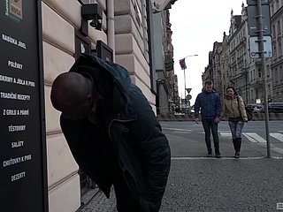 Suka zostaje zaciemniona przed swoim chłopakiem