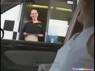 enseñando las tetas en mcdonalds กระพริบ - delokos.com