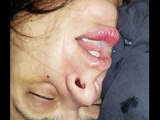 Dándole un bocado mientras ella es p. D.