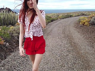 Lewd Red Haired Babe Sherice está jugando con el coño estirado Labia y un gran clítoris