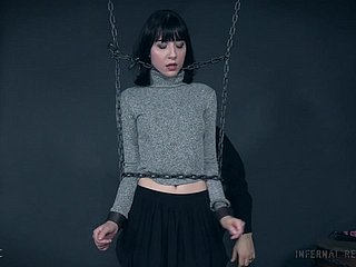 Ledwo Legal Charlotte Sartre płacze w obraźliwej sesji Bondage