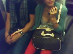 DOWNBLOUSE braless di Paris kereta bawah tanah
