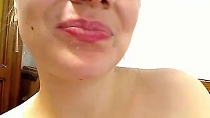 تتيح ربة منزل قرنية زوجها أن يطلق سراح حمله في فمها المفتوح يعيش على كاميرا ويب