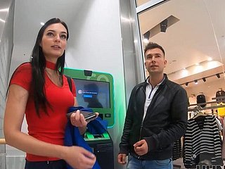 Adam para istiyor ve çalışmak yok, bu yüzden GF'sini kamburlaştırıyor