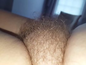 ihre weichen müde haarigen Busch am frühen Morgen aussetzt