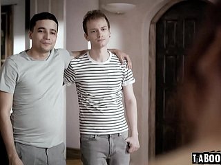 พี่ชายสองคนที่โกรธแค้นสองคน Ricky Spanish และ Alex Jett เจาะสองครั้งในแบบของตัวเอง Syren de Mer เพื่อปลดปล่อยความผิดหวังของพวกเขา!