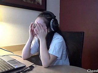 Lenna Lux di 18 anni si masturba in cuffia