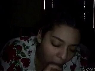 La ragazza araba calda succhia un grande cazzo marocchino.