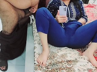 Il mio patrigno mi ha sorpreso a guardare il porno sul cellulare e mi ha punito consent una cagna con audio hindi