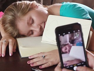 دلکش ہٹی ویانا گلاب ایک بہت بڑا سخت عضو تناسل اڑانے سے لطف اندوز ہوتا ہے
