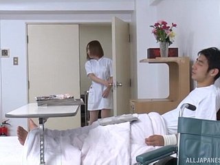 Pornô de sanatorium inquieto entre uma enfermeira japonesa quente e um paciente