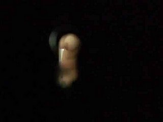 ボイイアースパイカムによって、巨乳のベイビーがトイレに巻き込まれます