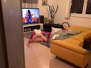 Napalona przyrodnia przyłapała się na oglądaniu porno i dostała ją bring off ust