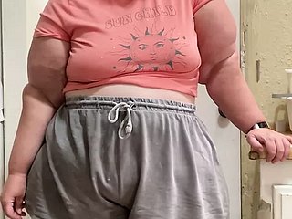 Ein schüchterner süßer fröhlicher SSBBW zeigt ihre üppigen Kurven