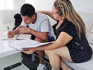 私は彼の宿題で私の義理の息子を助け、彼のチンポは私をそらし、私はそれを吸うことになります