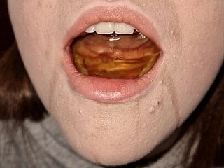 Ich liebe es, seine gelbe Pisse zu trinken