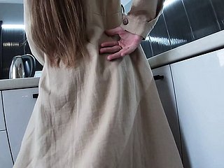 이복 누이의 치마 아래. 빌어 먹을 육즙이 많은 엉덩이