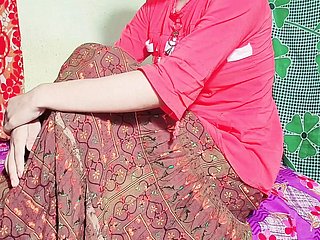 Desi Gawar ladaki ko kuch pata nahi rahata hai tabhi uske gav ke ladake ne chod diya