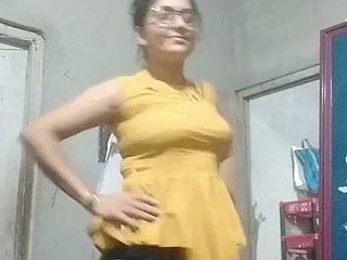 तंग ब्लाउज और ब्रा और अंडरवियर में मौसी