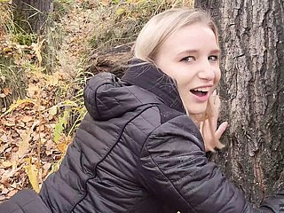 Minha irmã adolescente adora foder e engolir esperma ao ar livre. - POV