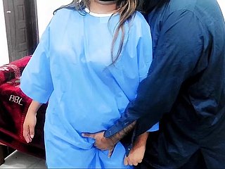 Dottore pakistano che lampeggia il cazzo all'infermiera andata nel sesso anale groom un chiaro audio hindi