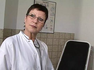 Hete en enthousiaste milfs genieten substitute for poesje met speelgoed - 3