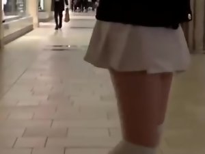 เดินวัยรุ่นในห้างสรรพสินค้ากับสั่น