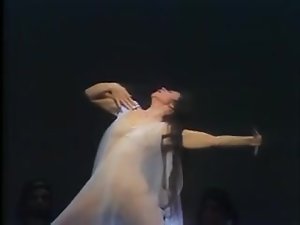 Голый танец в опере