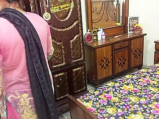 Saudi Fat Ass Hot Stepmom semasa menyeterika pakaian, stepson datang & mengongkeknya kira -kira - Arab Milf Hardcor Intrigue b passion &