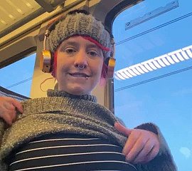 Emissary haciendo algunas cosas en un tren público