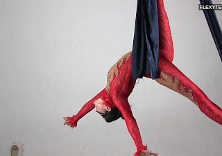 Gata undress flexível Agnes Feher